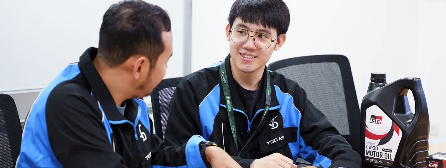 Pongsatorn working with colleagues